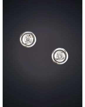 25-ELEGANTES PENDIENTES DE CHATONES DE BRILLANTES CALIDAD EXTRA sobre una montura de oro blanco de 18K