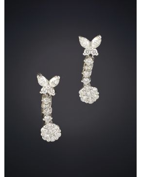 27-EXQUISITOS PENDIENTES CON UN ROSETÓN QUE PENDE DE UNA HILERA DE TRES BRILLANTES DE 1CT CALIDAD EXTRA sobre una montura de oro blanco de 18K.