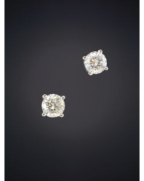 28-BELLOS PENDIENTES DE BRILLANTES sobre una montura de oro blanco de 18K.