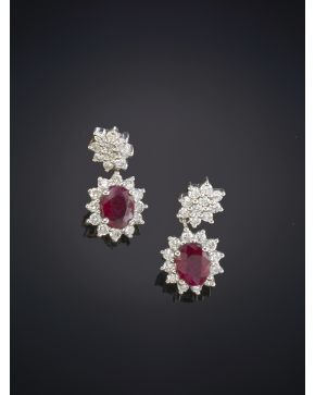 34-BELLOS PENDIENTES DE RUBÍES DE 1CT CALIDAD EXTRA ORLADOS POR BRILLANTES sobre una montura de oro blanco de 18K.