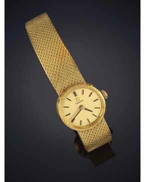 358-RELOJ DE PULSERA OMEGA PARA SEÑORA. Años 40. Caja y brazalete en malla de oro amarillo de 18K. Esfera dorada. Movimiento de cuerda.