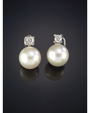 38-ELEGANTES PENDIENTES DE PERLAS AUSTRALIANAS DE 12MM QUE PENDEN DE UNOS BRILLANTES DE 0.50CT EN GARRAS sobre una montura de oro blanco de 18K.