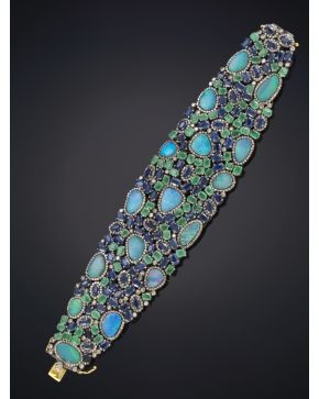 480-GRAN BRAZALETE DE ÓPALOS. ESMERALDAS Y ZAFIROS. Bello diseño de finas piedras salpicadas por diamantes sobre una montura de plata pavonada.