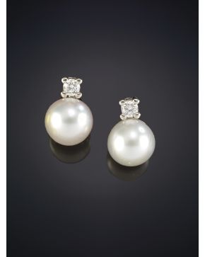 50-BELLOS PENDIENTES DE PERLAS AUSTRALIANAS DE 11MM QUE PENDEN DE UNOS BRILLANTES DE 0.40CT CALIDAD EXTRA sobre una montura en garras de oro blanco de 18