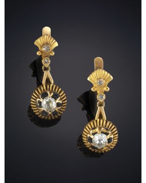 52-PENDIENTES ANTIGUOS CON DIAMANTES Y ESMALTE NEGRO sobre una montura de oro amarillo de 18k. 