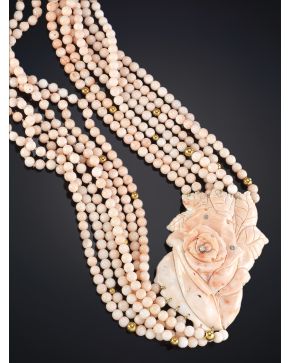 528-FAVORECEDOR COLLAR DE SIETE HILOS DE CORAL  PIEL DE ANGEL CON BOLITAS DE ORO AMARILLO DE 18K  Y GRAN BROCHE EN FORMA DE FLOR ROSA CON  DETALLES DE BRI