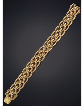 55-PULSERA ANCHA DE ESLABONES ENTRECRUZADOS SOBRE UNA MONTURA DE ORO AMARILLO DE 18K.