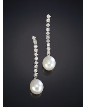 59-BELLOS PENDIENTES DE PERLAS AUSTRALIANAS QUE PENDEN DE UNA HILERA DE BRILLANTES sobre una montura de oro blanco de 18K.