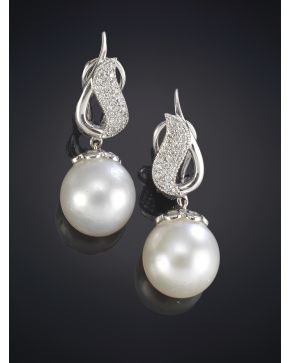 60-EXQUISITOS PENDIENTES DE PERLAS CULTIVADAS Y PAVÉ DE BRILLANTES sobre una montura de oro blanco de 18K.