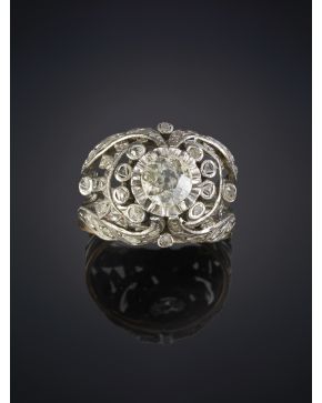 61-SORTIJA BOMBÉ ANTIGUO CON DIAMANTES sobre gran montura calada de bellas formas vegetales en oro blanco de 18k.