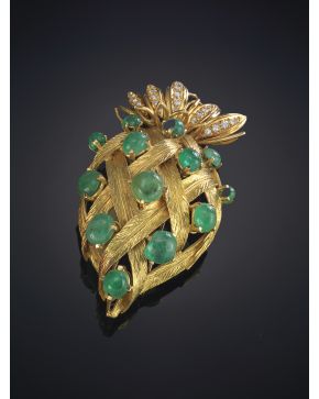 699-BROCHE PIÑA CON CABUJONES DE ESMERALDAS SOBRE UNA MONTURA CINCELADA DE ORO AMARILLO DE 18K DECORADA POR BRILLANTES EN LOS EXTREMOS.