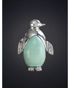 723-ENEMI PEQUEÑO BROCHE EN FORMA DE PINGÜINO CON CUERPO DE TURQUESA. BRILLANTES Y  ORO BLANCO DE 18K.