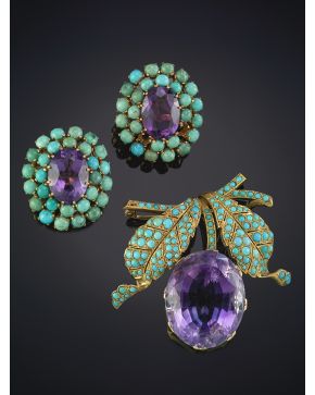 740-BELLO CONJUNTO DE AMATISTAS Y TURQUESAS formado por broche y pendientes. Original diseño de hojas cuajadas de turquesas con una gran amatista de inten