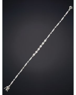 87-ELEGANTE PULSERA DE BRILLANTES sobre una montura de oro blanco de 18K: