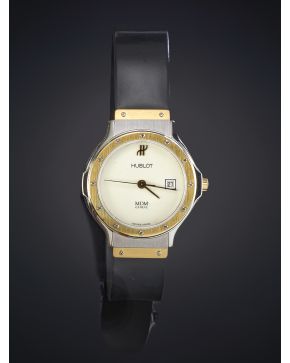 980-HUBLOT. Reloj de pulsera para señora con caja en acero y oro amarillo de 18k con correa de caucho. Movimiento de cuarzo. Esfera blanca sin numeració