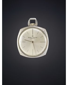 987-BAUME&MERCIER. Reloj de bolsillo para vestir. años 60. Extraplano. Caja en oro blanco de 18K. Esfera plateada con numeración a trazos. Movimiento de