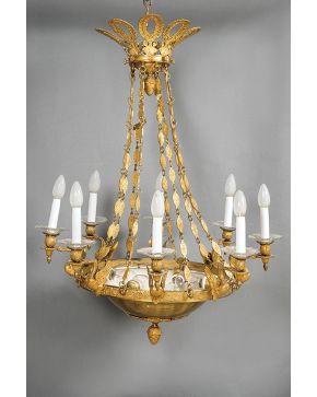528-Lámpara de techo de ocho luces estilo Imperio en bronce dorado con cisnes en bulto redondo embelleciendo los brazos. 