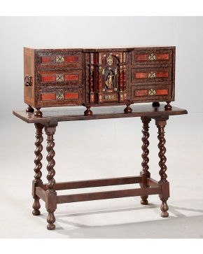 809-Bargueño en madera de nogal. carey y bronces. S. XVIII. Sobre mesa posterior en madera de nogal con patas torneadas. Restauraciones posteriores.
