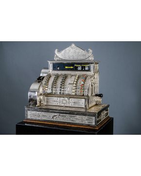 960-Fantástica caja registradora antigua de la casa National realizada en bronce macizo en color plateado con unos preciosos grabados y su cajón original 