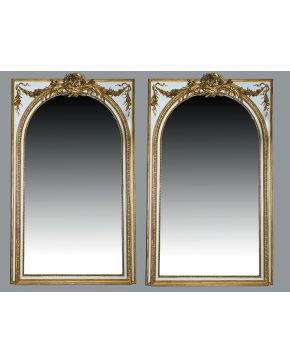 429-Pareja de espejos de palacio en madera tallada pintada y dorada con gran copete floral y decoración de ovas. s. XIX.