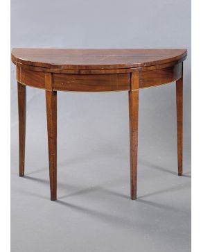 586-Mesa de juego francesa en madera de caoba. S. XIX. Filete en marquetería de limoncillo en el perímetro. Algún desperfecto.