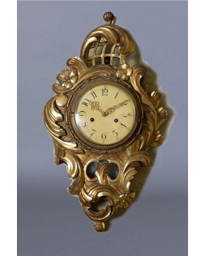 582-Reloj de cartel estilo Luis XV. s. XIX. En madera tallada y dorada.