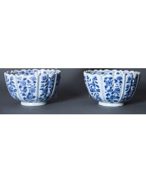 330-Pareja de centros de estilo oriental en porcelana esmaltada blanca y azul con marcas de Altfield.