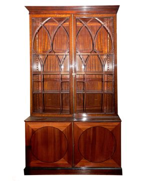 326-Gran mueble vitrina inglés. principios del s. XIX. Cuerpo inferior con doble puerta con estantes y gavetas al interior. Parte superior con doble puert
