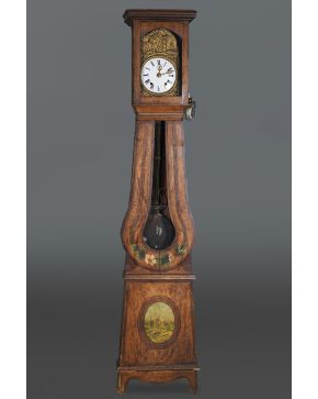 761-Reloj de antesala tipo Morez en madera de roble con decoración pintada de flores y escena de cacería en reserva. S. XIX. 