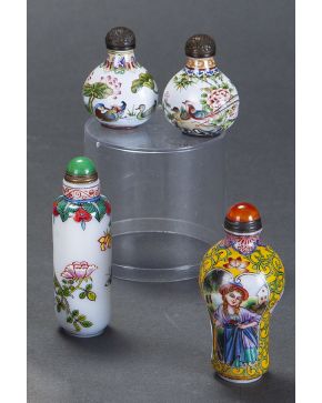 358-Lote de cuatro esencieros o snuff bottles. China pp. s. XX.