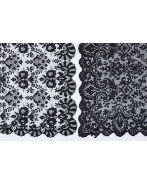 850-Lote de dos mantillas negras en encaje con diseños florales. Diferentes tamaños. 