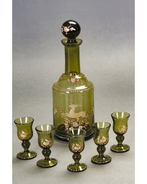849-Antiguo juego de licorera y 5 copitas en vidrio verde pintado a mano con ciervo y flores. 