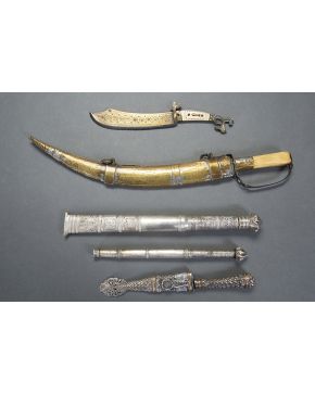 956-Lote de 3 cuchillos con vainas en plata: dos hindúes y uno argentino en plata 800. 