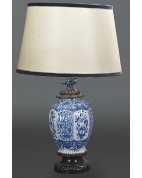 364-Jarrón en porcelana oriental blanca y azul adaptado a lámpara.