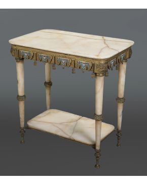 565-Importante mesa de centro en ónix. bronce dorado y esmalte. Francia. c.1885. 