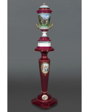 816-Lote en porcelana de Viena en tonos burdeos. formado por jarrón con tapa y peana-columna.