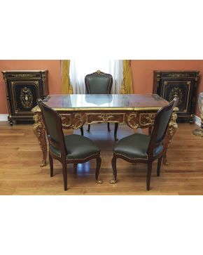 579-Lote formado por gran bureau-plat estilo Luis XV; y butaca y dos sillas de confidente en madera tallada estilo Luis XV con aplicaciones de bronce do
