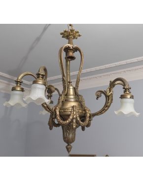 362-Lámpara de techo de 6 luces estilo Luis XVI en bronce dorado con decoración de guirnaldas. Tulipas en  cristal en forma de flor.