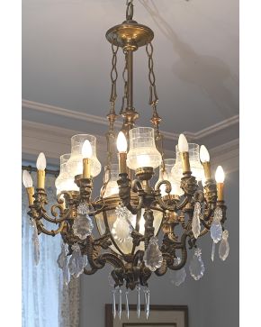 772-Lámpara de techo de 19 luces en bronce dorado y cristal con decoración de pandelocas y tulipas en cristal.