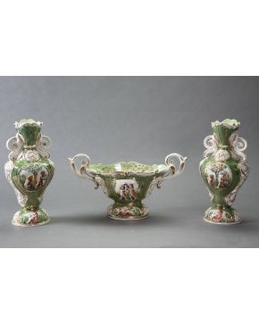 907-Lote en porcelana de Capodimonte formado por: Pareja de jarrones y centro con dos asas en porcelana verde y dorada. Decoración de escenas infantiles. 
