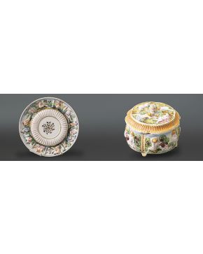 900-Lote en porcelana de Capodimonte. formado por cajita circular con tapa y plato. Con marcas.