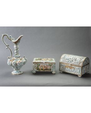 879-Lote en porcelana de Capodimonte formado por: Jarra y cofre a juego en azul. blanco y dorado y cajita con tapa y escenas clásicas polícromas. Con marc