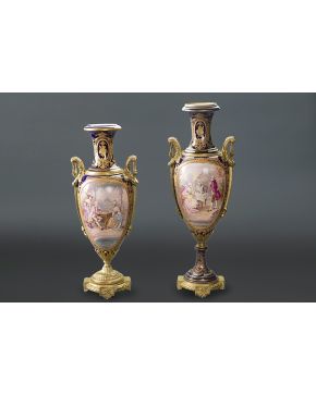 549-Lote de dos grandes jarrones en porcelana de Sévres en azul cobalto con monturas en bronce dorado. Decoración de escenas dieciochescas y paisajes y de