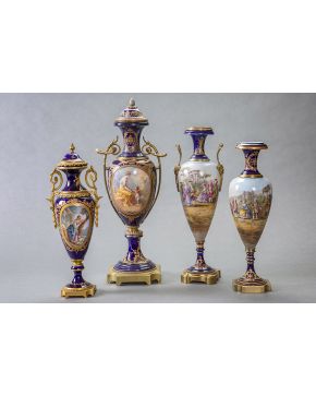 398-Lote de cuatro jarrones en porcelana de Sévres azul cobalto con bases y monturas en bronce dorado. Escenas esmaltadas. firmadas. Dos con tapa (una con