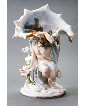 829-Orgininal figura en porcelana Viejo París con representación de figura masculina de deidad marina y paisaje naútico en la parte superior.