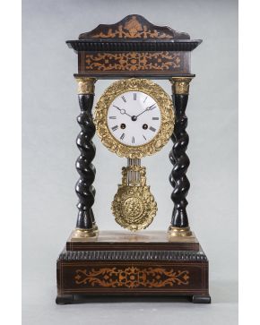 887-Reloj de Pórtico en madera tallada y ebonizada.