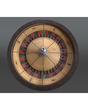 945-Ruleta de casino. o Gambling table americana. con marcas H. C. EVANS/CHICAGO. 1920-1950. En madera de raíz y caoba.