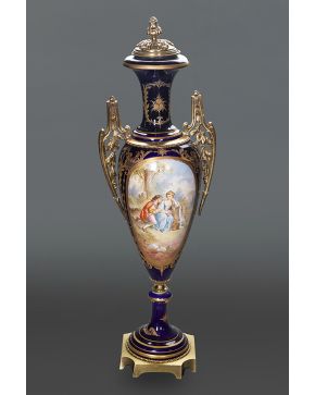 602-Jarrón con tapa en porcelana de Sévres azul cobalto con escena esmaltada en reserva y firmada. monturas y asas en bronce dorado.