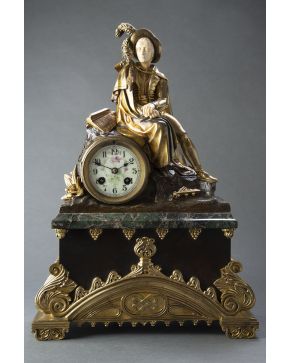 813-Reloj de sobremesa en bronce dorado con escultura crisolefantina de Lord Byron. Con base en mármol verde. Francia. C. 1900. 
