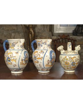 754-Lote en cerámica de Talavera. Ruiz de Luna. Formado por botijo y dos jarros de bola de la Virgen del Prado. Con marcas.